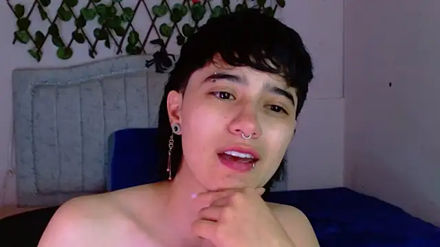 Snapshot of katalinathxandbritney1 chatting on 12-16-25, 01:21 katalinathxandbritney1 online show from 12-16-25, 01:21