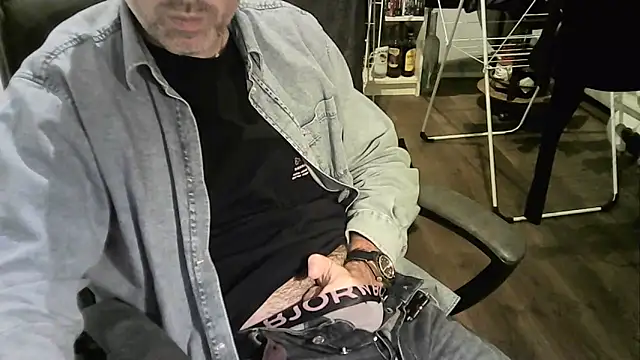 Snapshot of Chrisprngr chatting on 10-06-25, 08:17 Chrisprngr online show from 10-06-25, 08:17