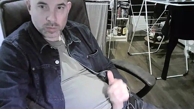 Snapshot of Chrisprngr chatting on 10-10-25, 04:39 Chrisprngr online show from 10-10-25, 04:39