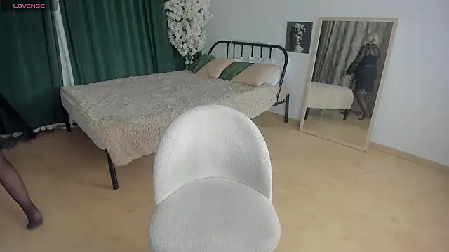 LiliaMoons online show from 11-19-25, 11:32