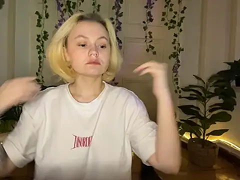 Snapshot of MoonIvy_ chatting on 07-03-26, 07:31 MoonIvy online show from 07-03-26, 07:31