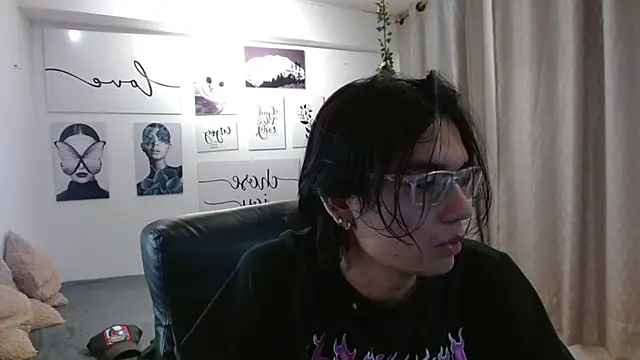 Snapshot of davoxer chatting on 10-31-25, 03:29 davoxer online show from 10-31-25, 03:29