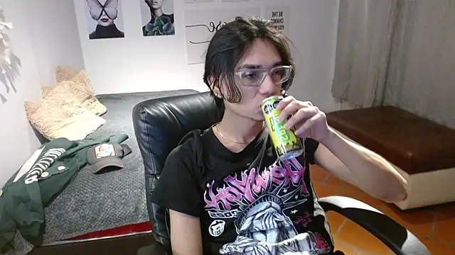 Snapshot of davoxer chatting on 11-21-25, 02:43 davoxer online show from 11-21-25, 02:43