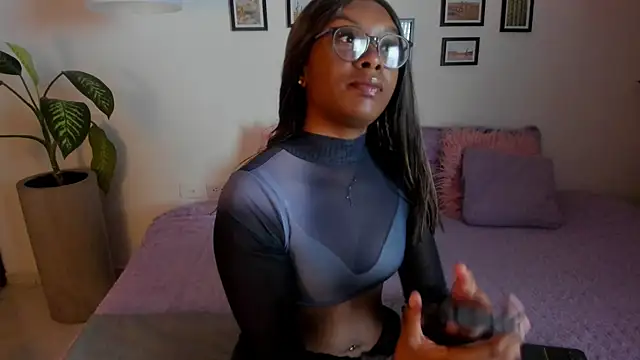 Snapshot of Coco_joness chatting on 10-10-25, 01:43 Coco joness online show from 10-10-25, 01:43