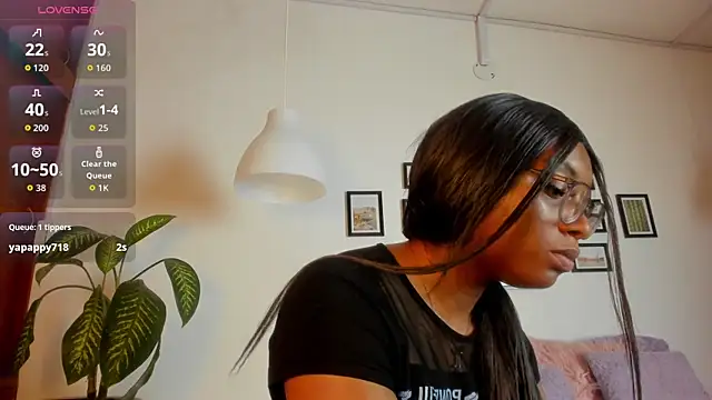 Snapshot of Coco_joness chatting on 11-15-25, 07:43 Coco joness online show from 11-15-25, 07:43