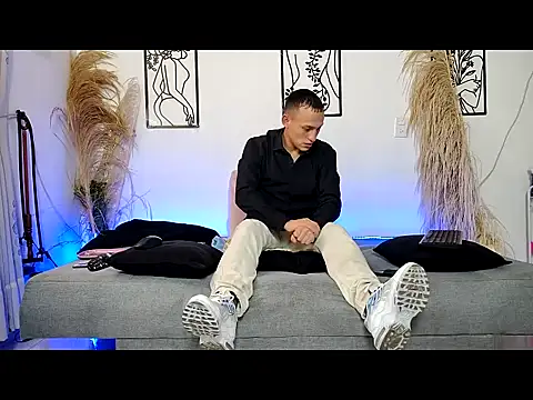 Snapshot of Masterblue_hot chatting on 12-13-25, 08:36 Masterblue hot online show from 12-13-25, 08:36