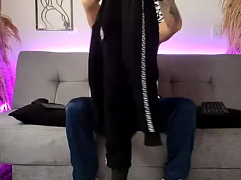 Snapshot of Masterblue_hot chatting on 12-15-25, 04:00 Masterblue hot online show from 12-15-25, 04:00