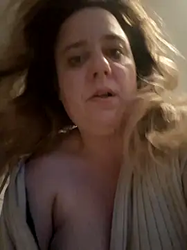 Snapshot of butterfly2222 chatting on 10-18-25, 05:43 butterfly2222 online show from 10-18-25, 05:43