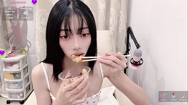 Snapshot of tuantuanle chatting on 06-11-26, 03:54 tuantuanle online show from 06-11-26, 03:54
