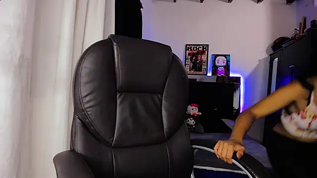 loganher900 online show from 04-07-26, 12:11