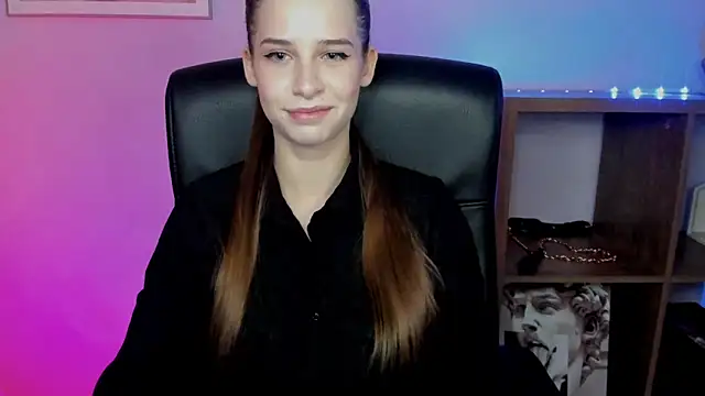 LuxMaya online show from 12-19-25, 07:37