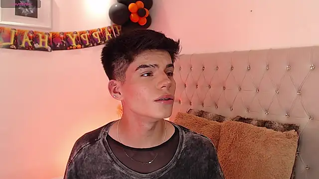 Dulcey  online show from 10-17-25, 04:04