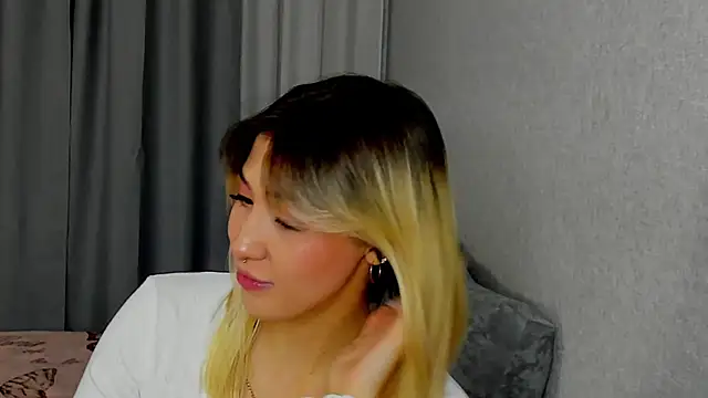 Snapshot of Bella_svon chatting on 09-21-25, 01:13 Bella svon online show from 09-21-25, 01:13