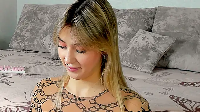 Snapshot of Bella_svon chatting on 11-16-25, 09:26 Bella svon online show from 11-16-25, 09:26