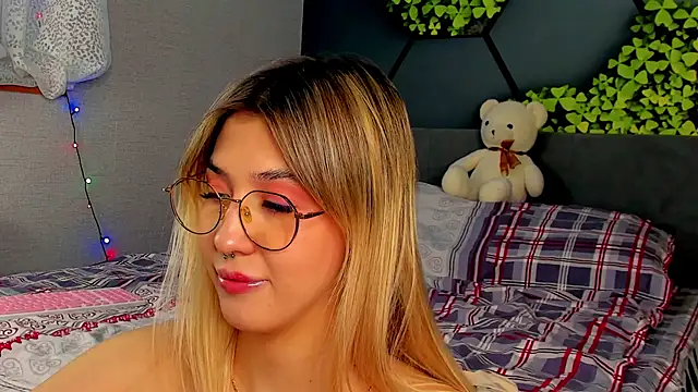 Snapshot of Bella_svon chatting on 12-20-25, 07:10 Bella svon online show from 12-20-25, 07:10