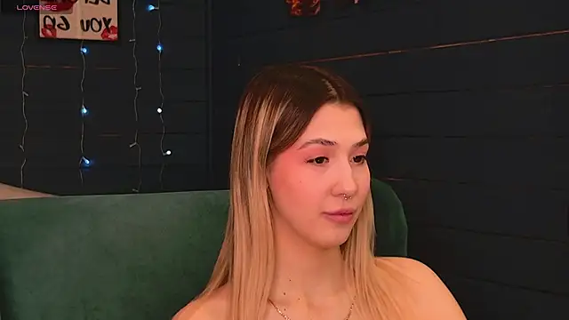 Snapshot of Bella_svon chatting on 04-12-26, 08:30 Bella svon online show from 04-12-26, 08:30