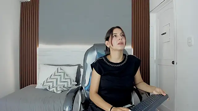 Snapshot of Emmy_Meadows chatting on 10-23-25, 08:07 Emmy Meadows online show from 10-23-25, 08:07