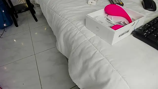 Snapshot of DarkHoneyy chatting on 09-25-25, 12:47 DarkHoneyy online show from 09-25-25, 12:47