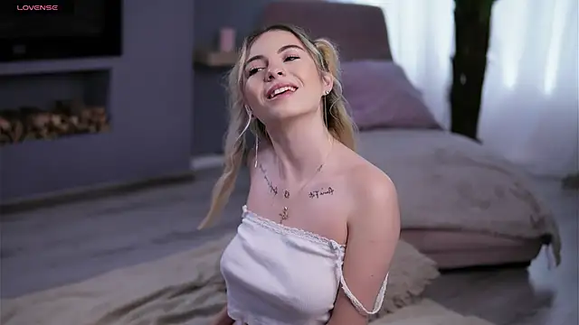 Snapshot of ElsaSolace chatting on 11-22-25, 03:55 ElsaSolace online show from 11-22-25, 03:55