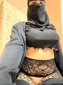 Snapshot of _Laiali_ chatting on 11-23-25, 12:16 Laiali online show from 11-23-25, 12:16