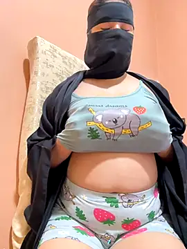 Snapshot of _Laiali_ chatting on 11-25-25, 11:21 Laiali online show from 11-25-25, 11:21