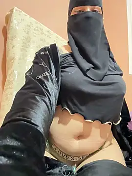 Snapshot of _Laiali_ chatting on 12-22-25, 02:47 Laiali online show from 12-22-25, 02:47