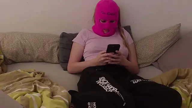 Snapshot of Dollfucker18cm chatting on 11-15-25, 10:04 Dollfucker18cm online show from 11-15-25, 10:04