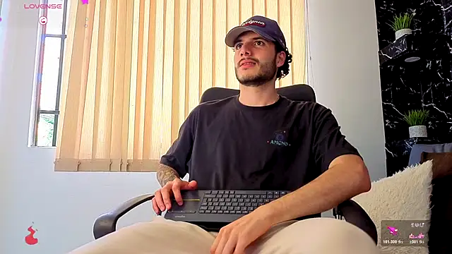 Snapshot of Rafael_Mendezz chatting on 11-29-25, 08:12 Rafael Mendezz online show from 11-29-25, 08:12