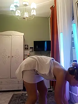 Julia Giulia online show from 12-17-25, 11:27