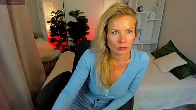 Snapshot of Julia_Giulia chatting on 06-18-26, 06:56 Julia Giulia online show from 06-18-26, 06:56
