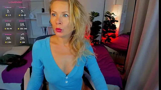 Snapshot of Julia_Giulia chatting on 06-25-26, 06:23 Julia Giulia online show from 06-25-26, 06:23
