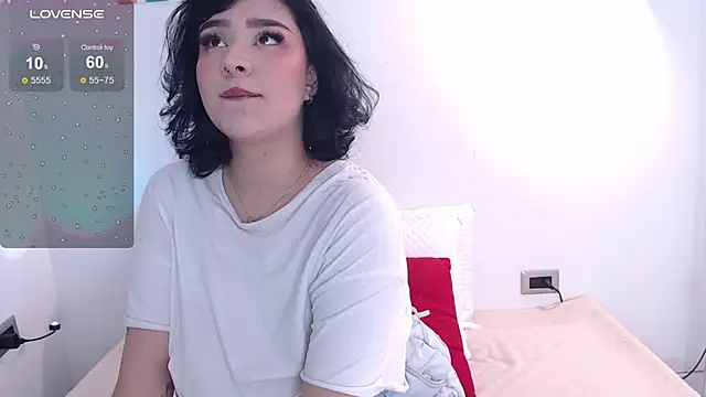 Snapshot of Annie_Villaa chatting on 09-19-25, 04:07 Annie Villaa online show from 09-19-25, 04:07