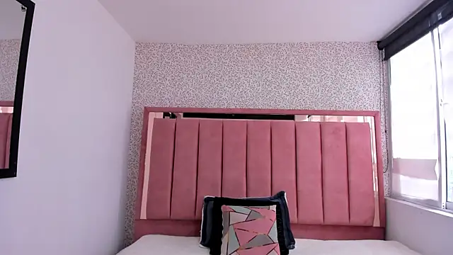 Hanna Lee   online show from 10-28-25, 07:05