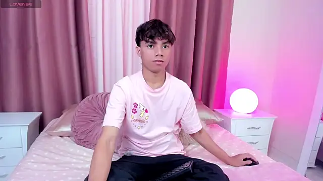 Snapshot of Honeymoon_sariel chatting on 10-22-25, 01:44 Honeymoon sariel online show from 10-22-25, 01:44