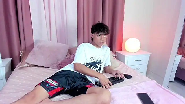 Snapshot of Honeymoon_sariel chatting on 10-27-25, 08:35 Honeymoon sariel online show from 10-27-25, 08:35