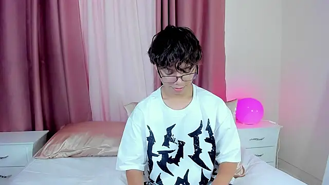 Snapshot of Honeymoon_sariel chatting on 12-15-25, 01:37 Honeymoon sariel online show from 12-15-25, 01:37