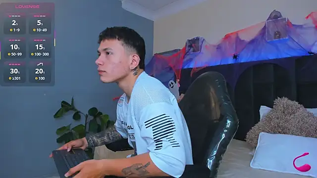 Snapshot of Thomas_moon chatting on 10-23-25, 12:48 Thomas moon online show from 10-23-25, 12:48