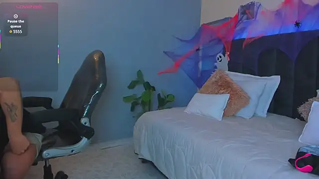 Snapshot of Thomas_moon chatting on 10-24-25, 12:34 Thomas moon online show from 10-24-25, 12:34