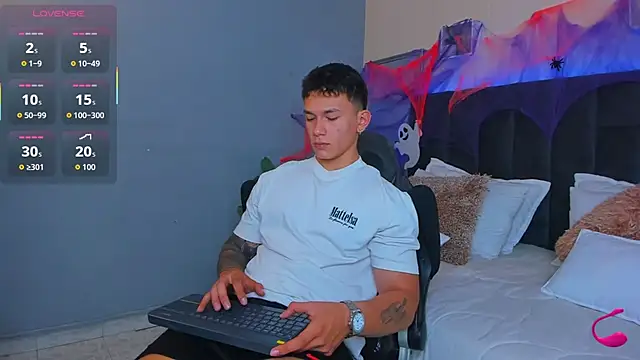 Snapshot of Thomas_moon chatting on 10-25-25, 12:23 Thomas moon online show from 10-25-25, 12:23