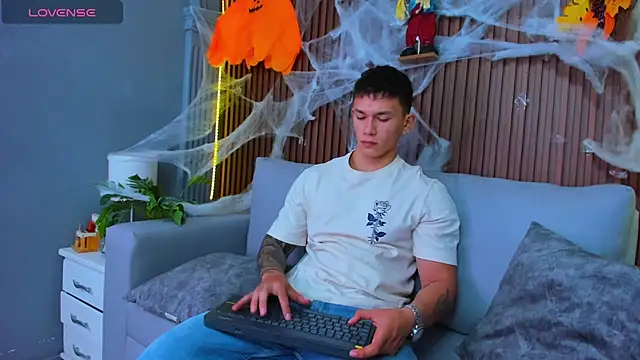 Snapshot of Thomas_moon chatting on 10-29-25, 11:23 Thomas moon online show from 10-29-25, 11:23