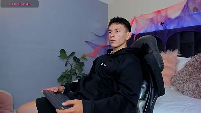 Snapshot of Thomas_moon chatting on 10-30-25, 01:23 Thomas moon online show from 10-30-25, 01:23