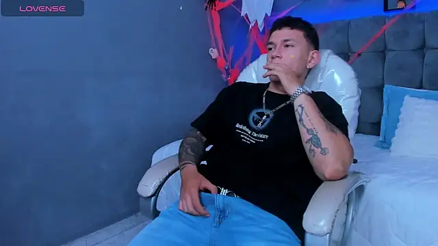 Snapshot of Thomas_moon chatting on 11-03-25, 09:27 Thomas moon online show from 11-03-25, 09:27