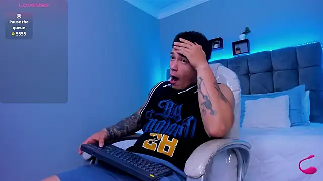 Snapshot of Thomas_moon chatting on 11-28-25, 12:52 Thomas moon online show from 11-28-25, 12:52