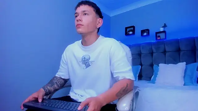 Snapshot of Thomas_moon chatting on 12-02-25, 10:31 Thomas moon online show from 12-02-25, 10:31