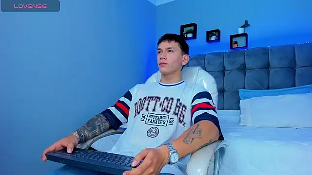 Snapshot of Thomas_moon chatting on 12-14-25, 12:54 Thomas moon online show from 12-14-25, 12:54