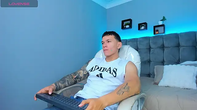 Snapshot of Thomas_moon chatting on 12-16-25, 01:05 Thomas moon online show from 12-16-25, 01:05