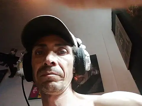 Snapshot of githot chatting on 09-17-25, 10:06 githot online show from 09-17-25, 10:06