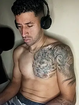 Snapshot of Alexsexygamer chatting on 11-08-25, 12:33 Alexsexygamer online show from 11-08-25, 12:33