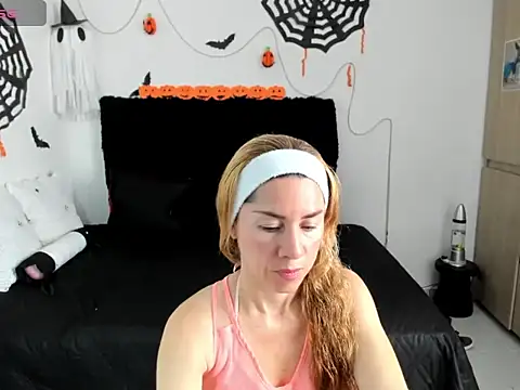 Snapshot of angie_blondies chatting on 10-20-25, 02:39 angie blondies online show from 10-20-25, 02:39
