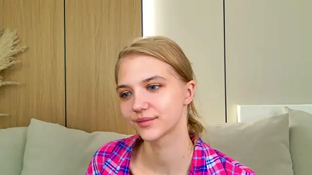 Snapshot of 4example_Chloe chatting on 05-06-26, 05:35 4example Chloe online show from 05-06-26, 05:35